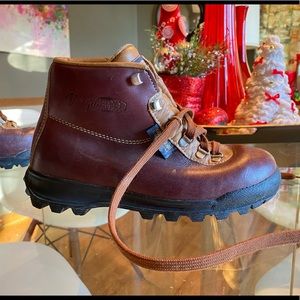 VASQUE boots/gently used/genuine leather/sz 6.5